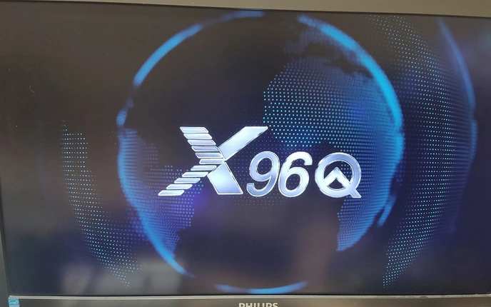 Приставка X96q включается