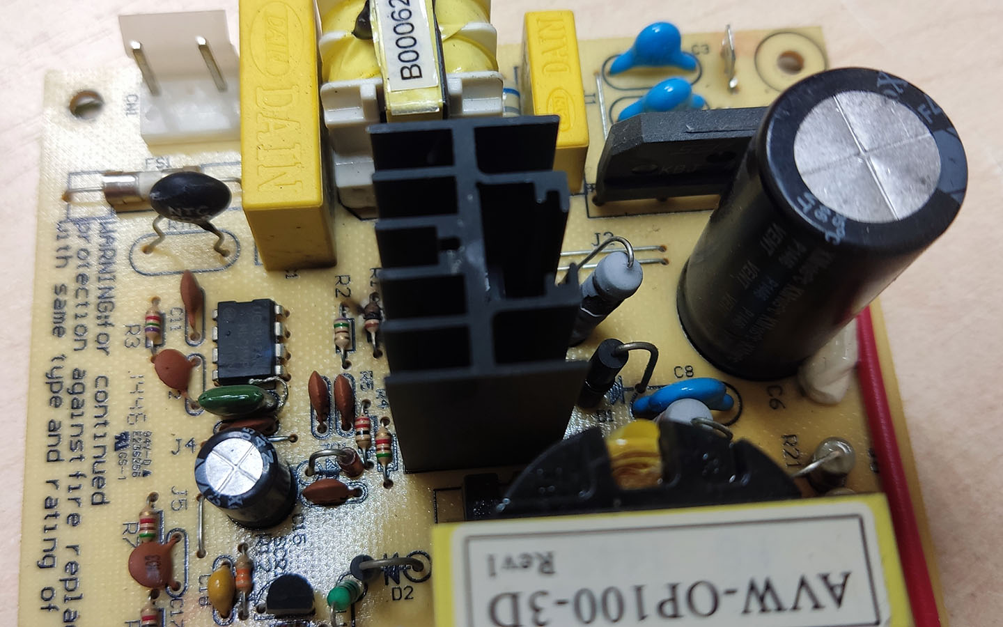 Треснувший резистор возле транзистора